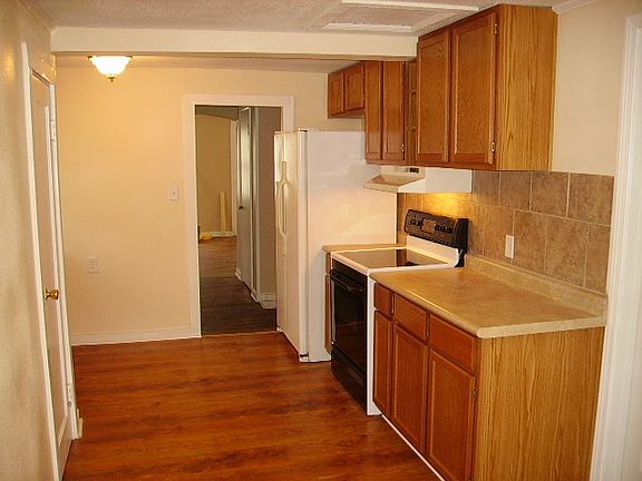 4th image of 211 W 78th Ter