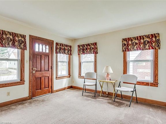5th image of 44 E Woodsdale Ave