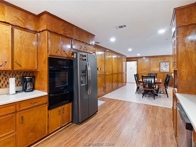 1105 Holleman Dr — Photo 12
