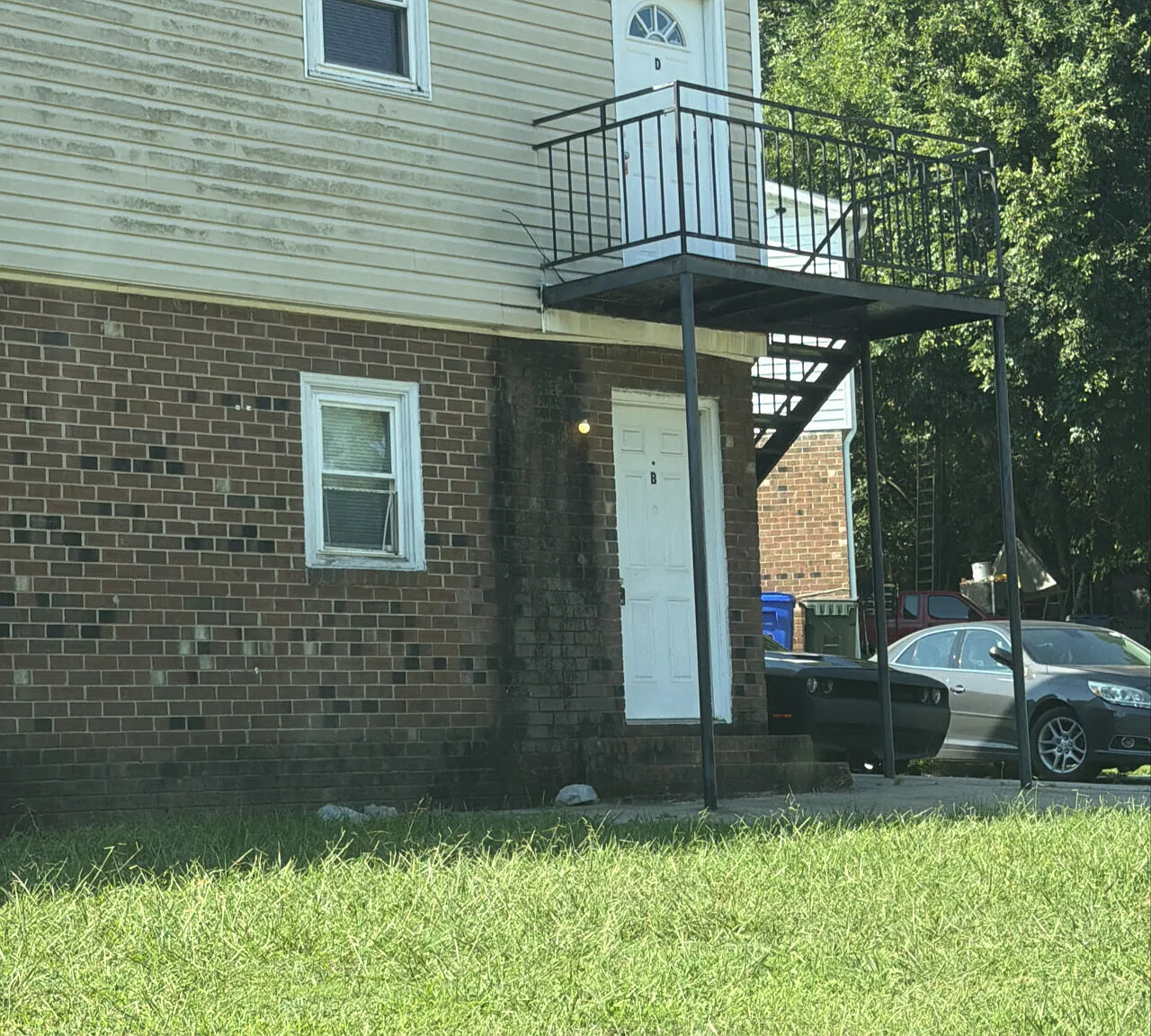 Quiet 2BR/1BA Duplex in Durham — Photo 1