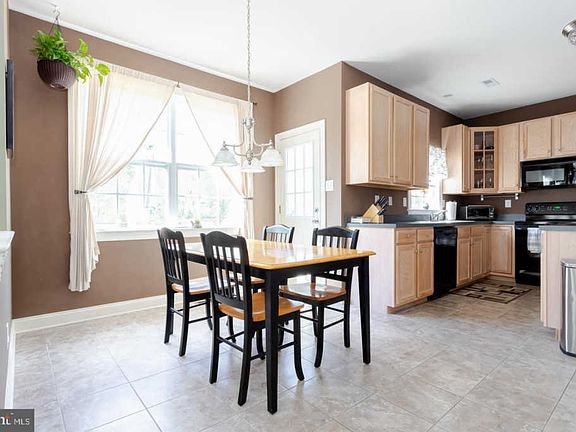 5th image of 216 Hidden Creek Dr