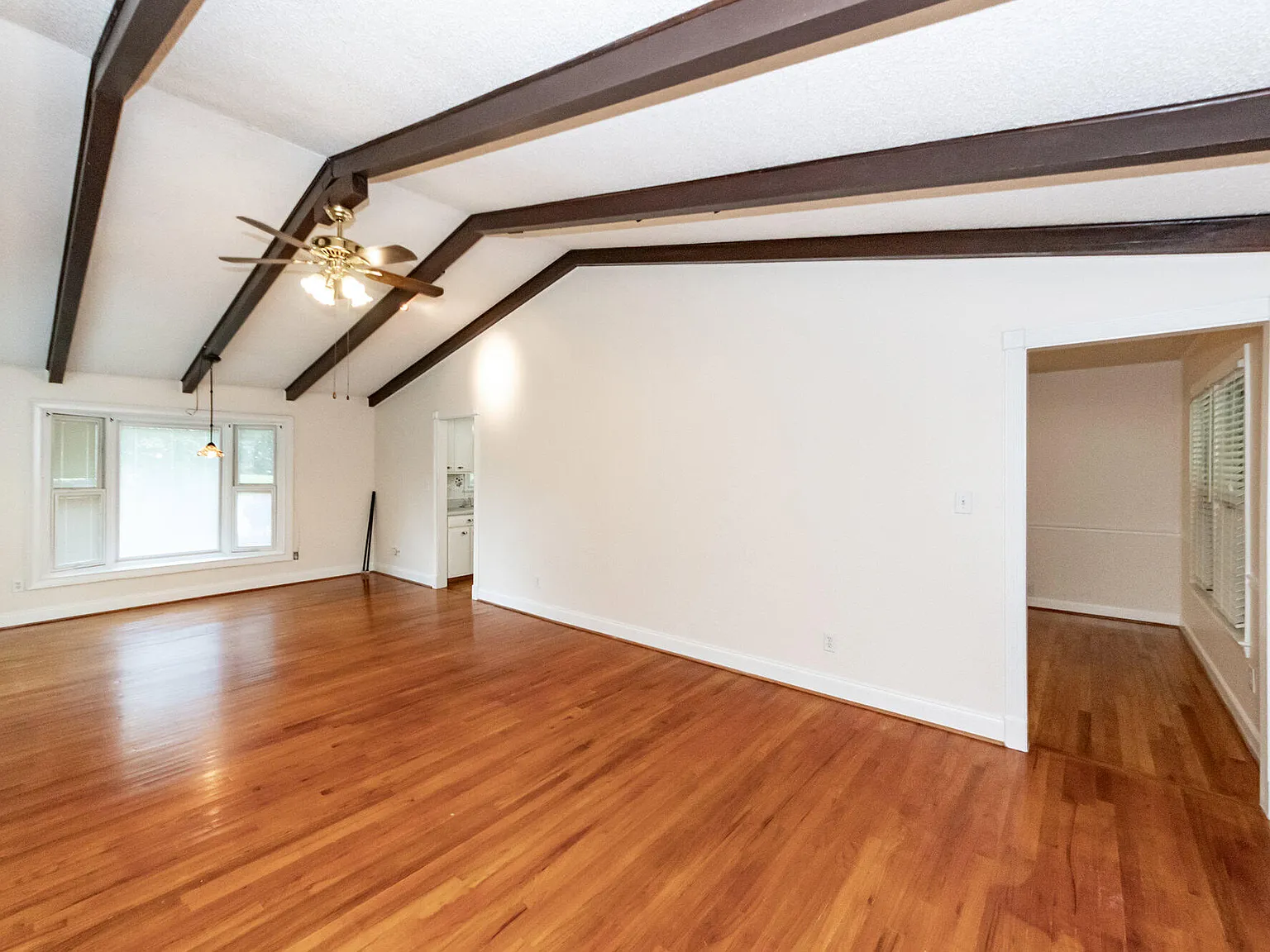 3 bed, 2.0 bath, 2342 sqft, $2,600 — Photo 3