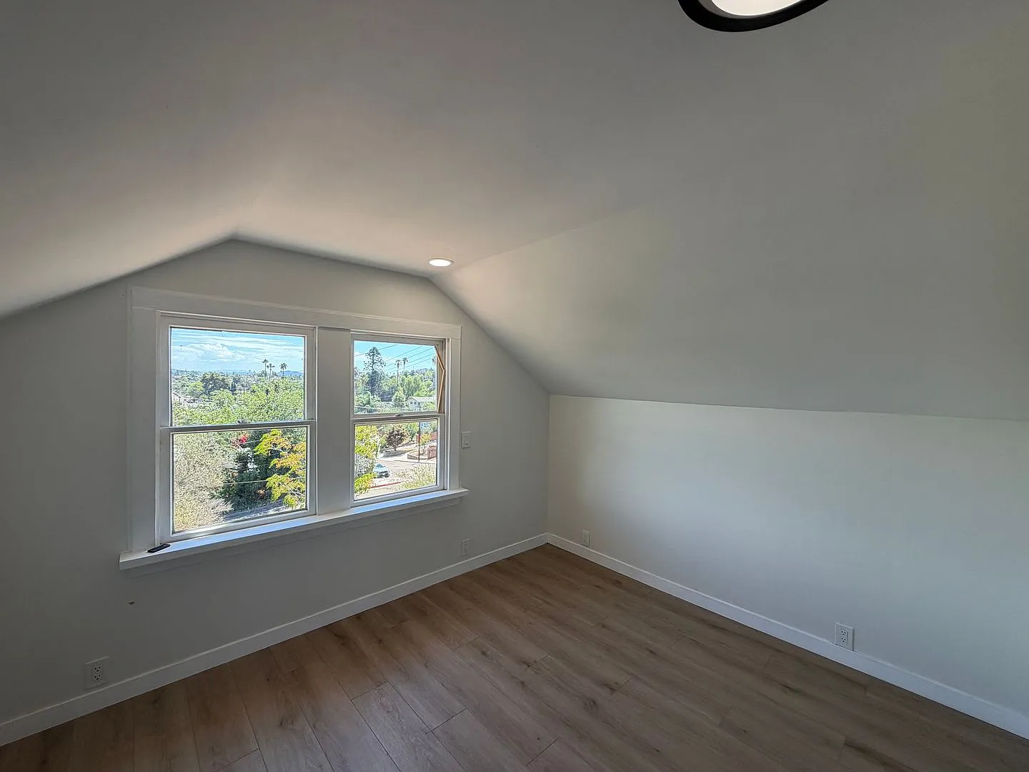 Sd: 3bd/2.5ba Home In Escondido W/ Adu, Mountain Views & Covered Deck! — Photo 3