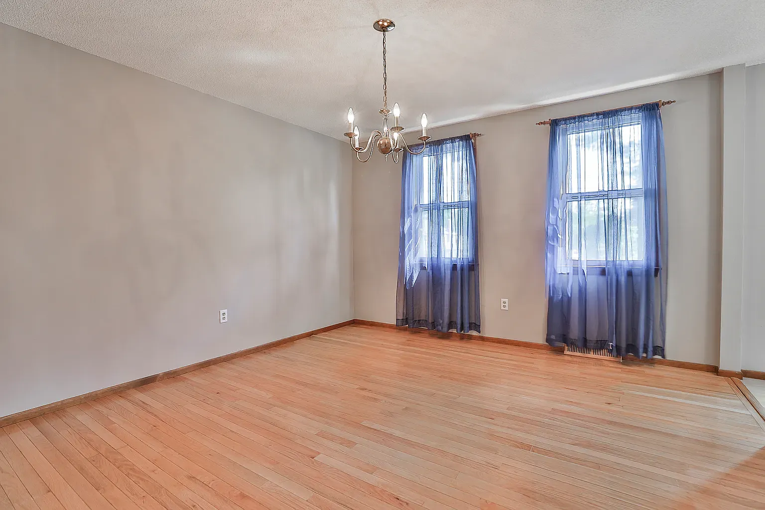 4 bed, 2.5 bath, 3220 sqft, $3,900 — Photo 3