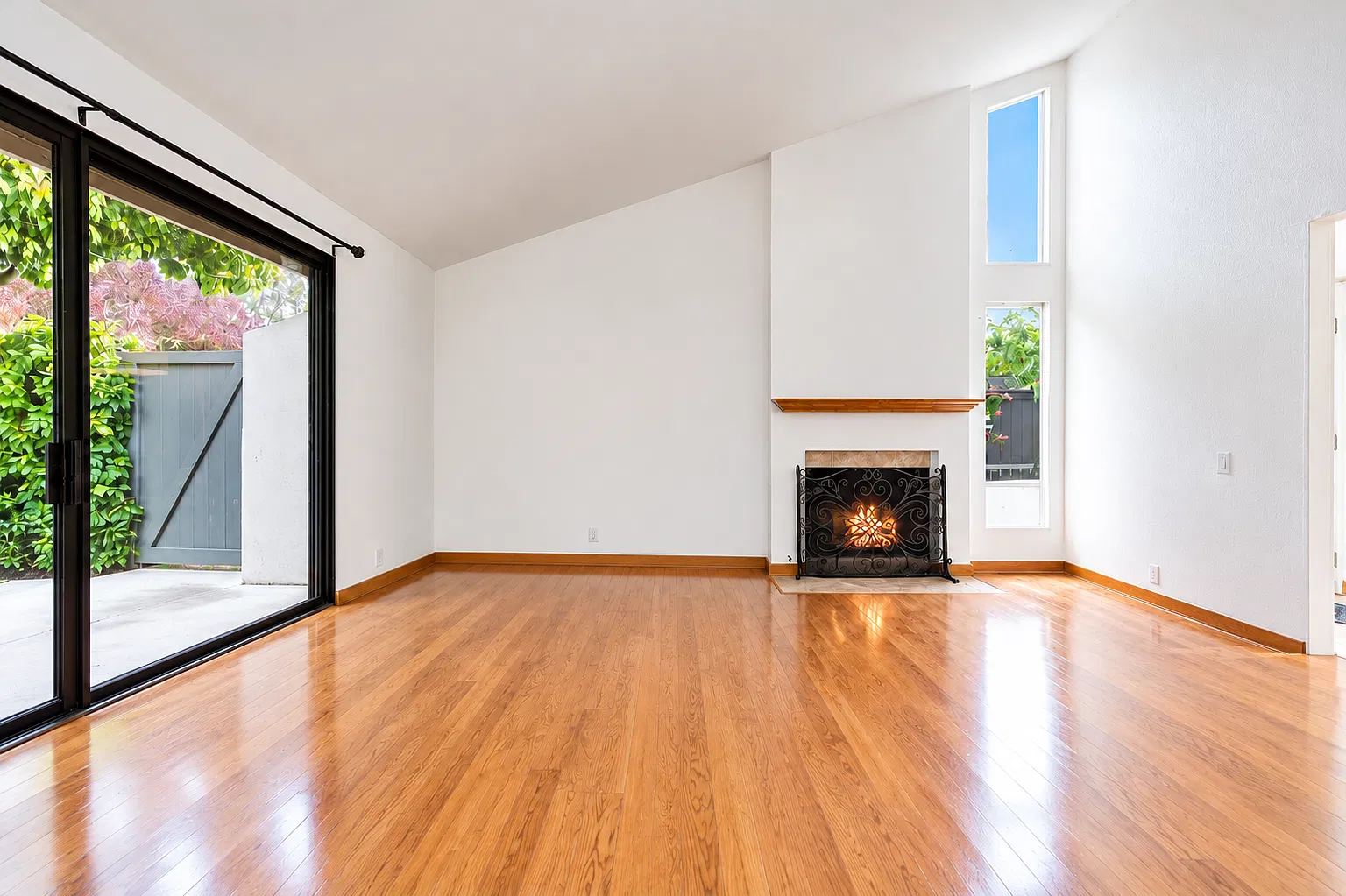 3 bed, 1378 sqft, $5,300 — Photo 2