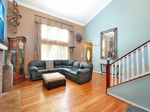 5th image of 2704 Meadowdale Ln
