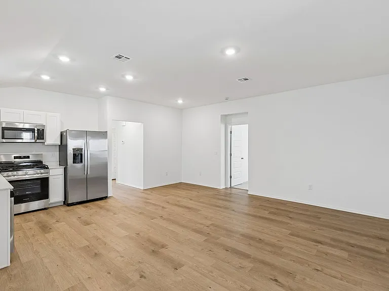 1221 Colt Dr — Photo 3