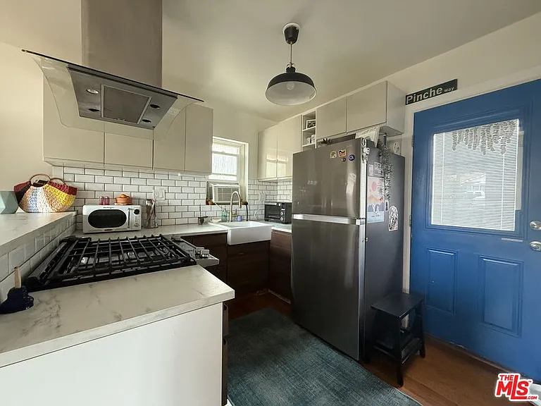 710 Stepney St — Photo 5