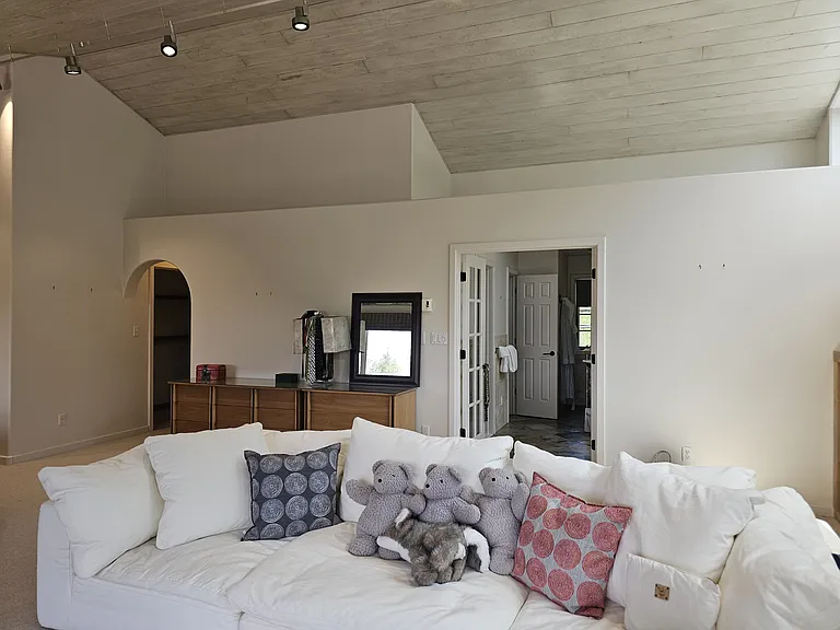 6748 S Henrys Rd — Photo 17