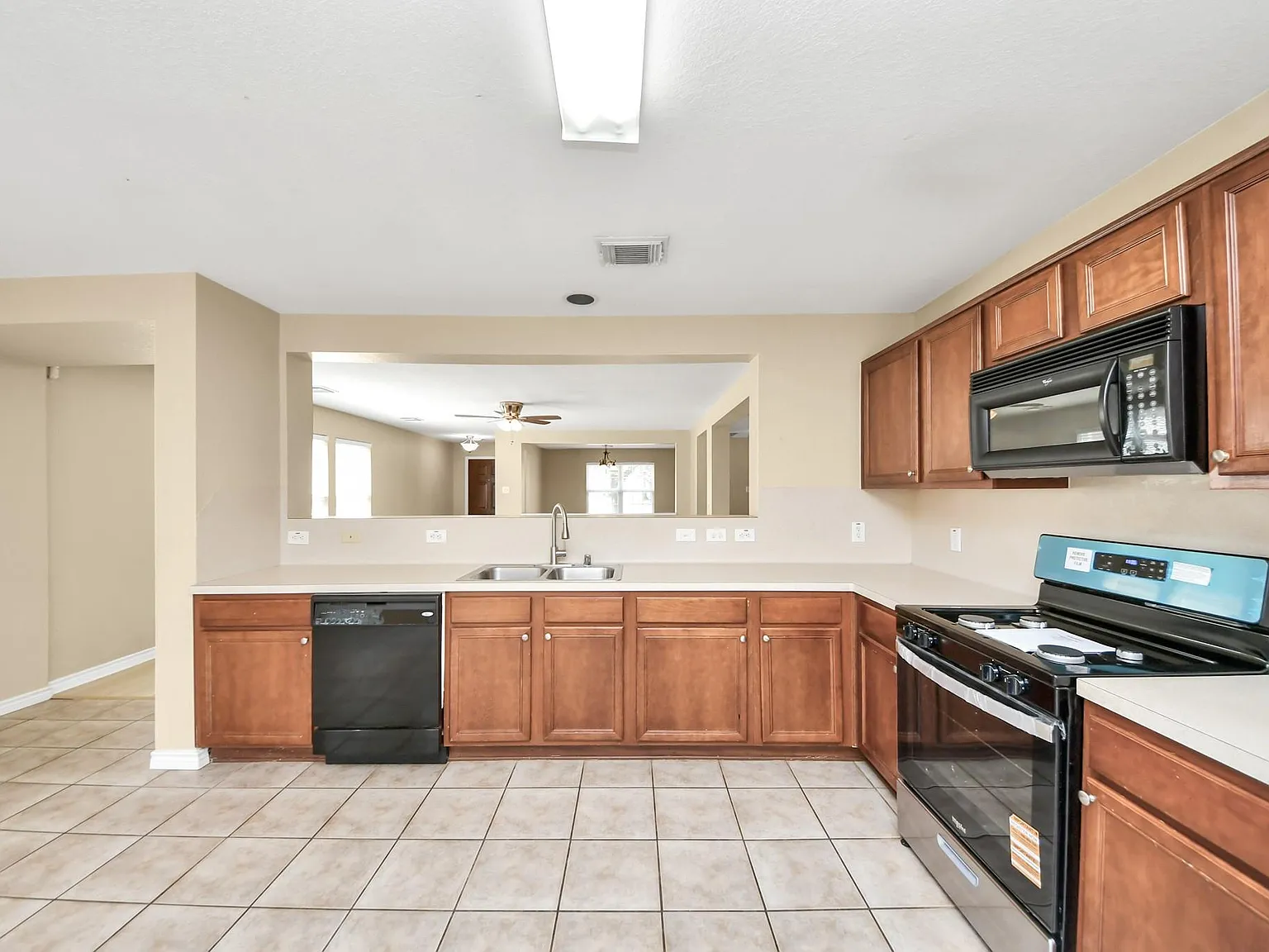 3 bed, 2.0 bath, 1818 sqft, $1,850 — Photo 4