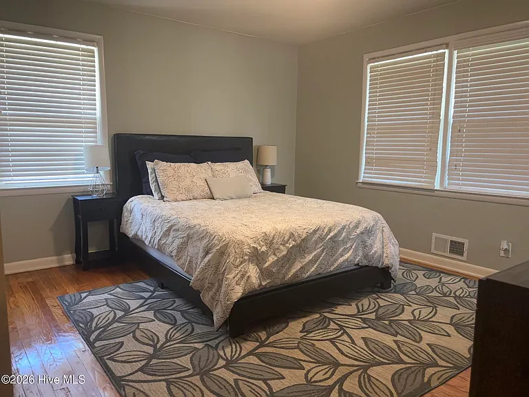 539 Martin Ln — Photo 14