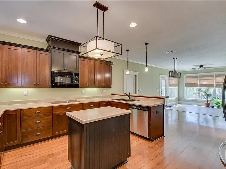 208 Havelock Dr — Photo 7