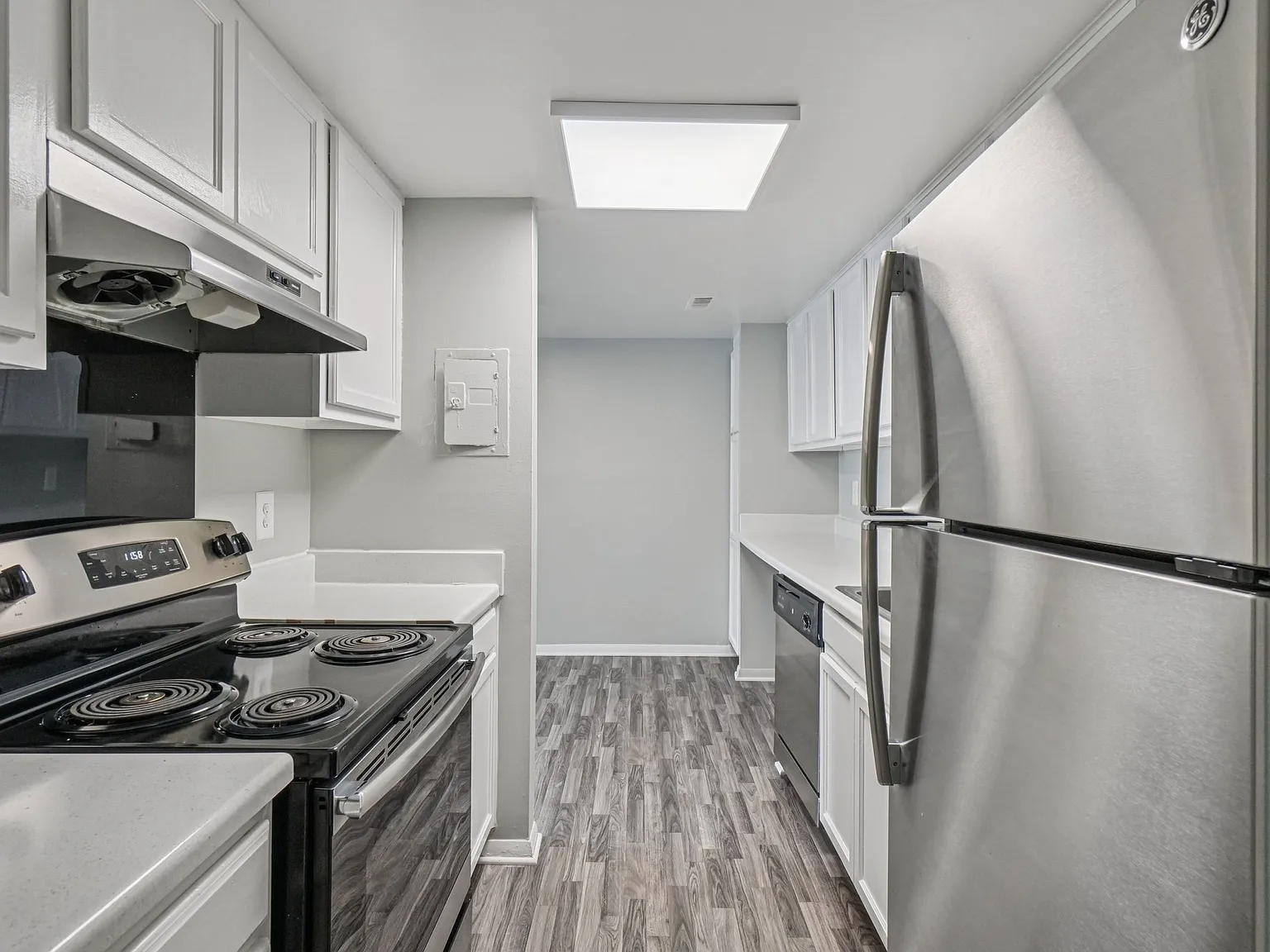 Palms East Apartments — Photo 2
