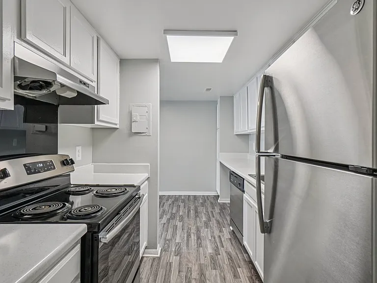 Palms East Apartments — Photo 3