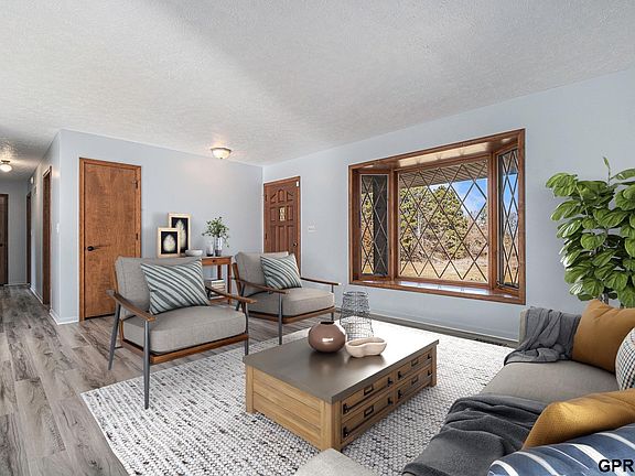 4th image of 2301 W Claire Ave
