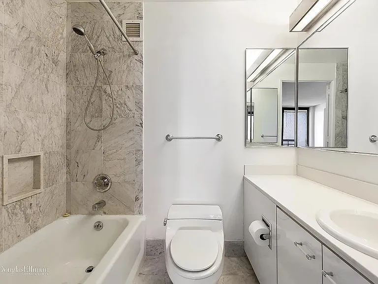 330 E 38th St #38L — Photo 7