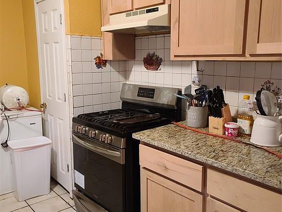 5th image of 915 S Glasgow Dr