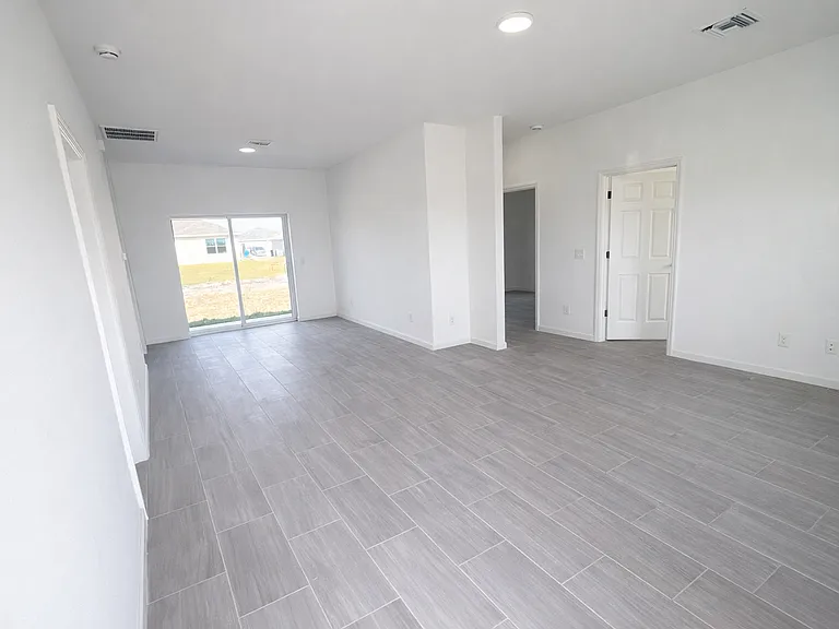 1248 Hillcrest St E — Photo 2