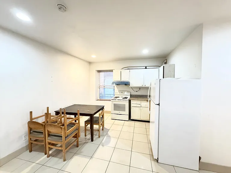 125 Stratford Ave — Photo 9