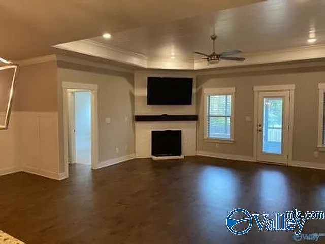 3 bed, 2.0 bath, 1850 sqft, $2,300 — Photo 3