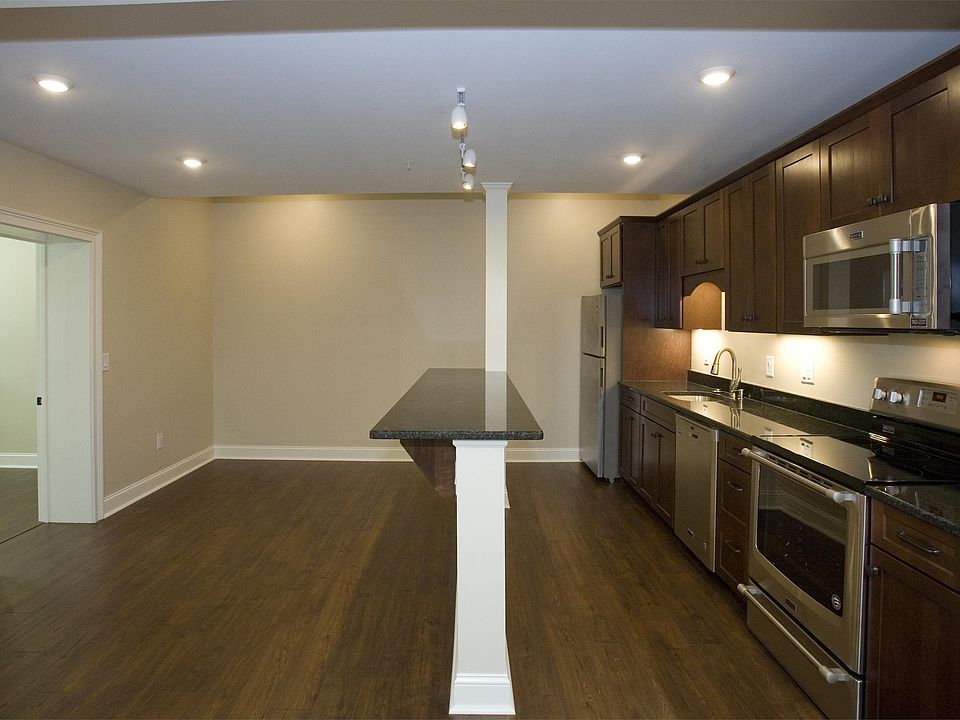 Kitchen with breakfast bar