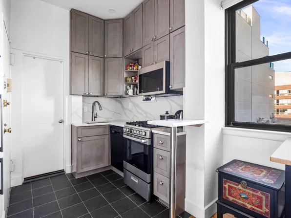 252 West 20th Street image 1 of 6