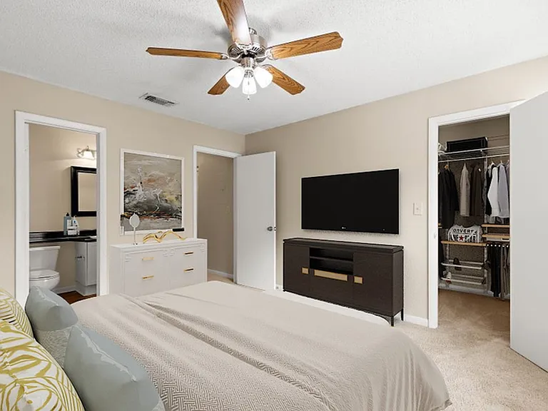 Bedroom with En Suite and Walk-in Closet