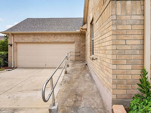 5th image of 119 Matamoros St