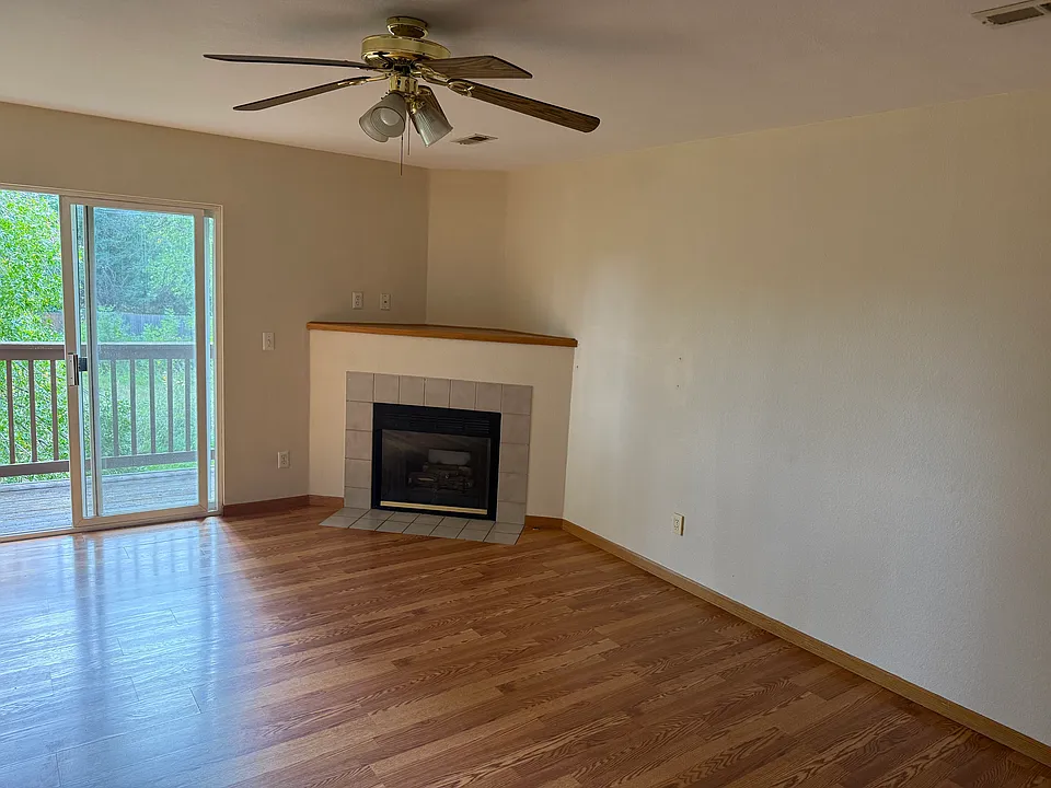 1048 Tierra Ln #101