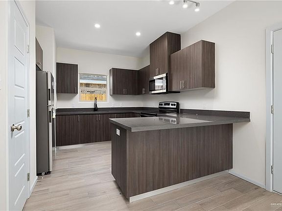 5th image of 1001 W La Pointe Ave