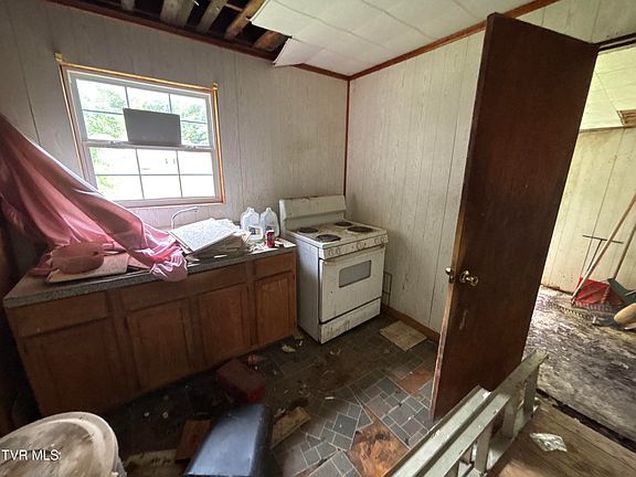 4th image of 102 Piedmont St
