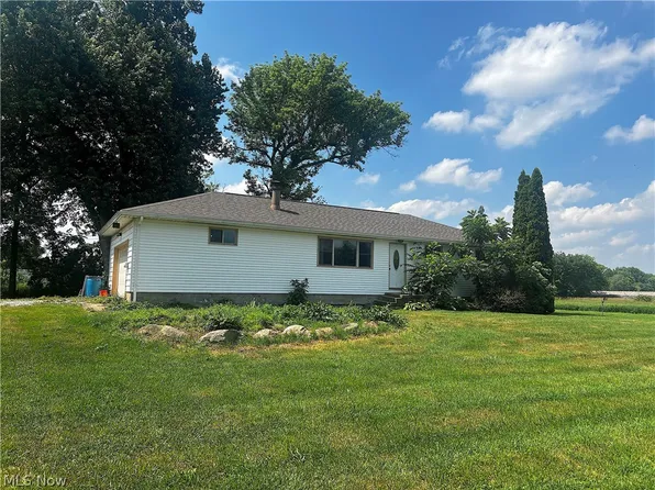 2730 Smith Kramer St NE, Hartville, OH 44632