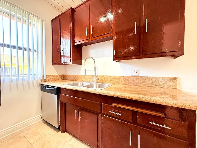 1376 N. Serrano Avenue — Photo 34