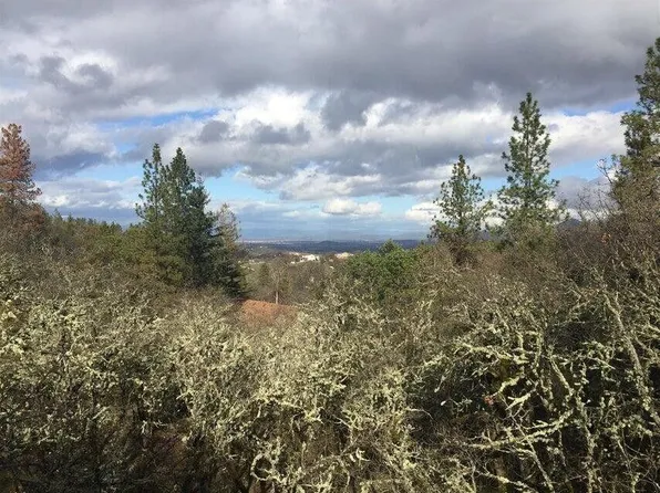 1750 Apache Dr, Medford, OR 97501