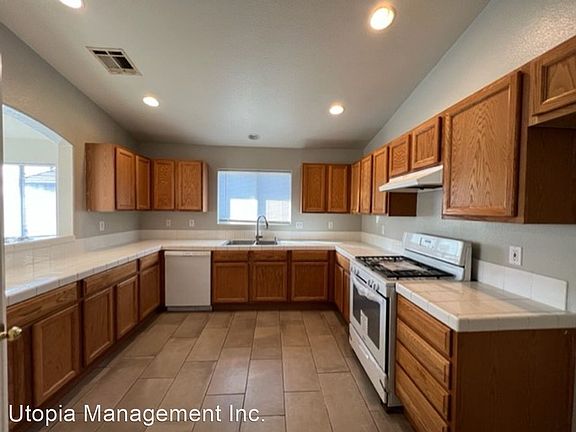 5th image of 1040 E Stetson Ave