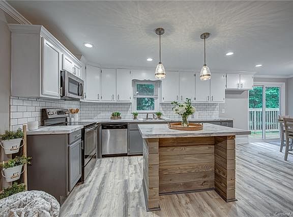 2nd image of 923 Laurel Ln