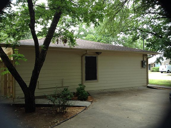 4th image of 1005 Sunset Dr