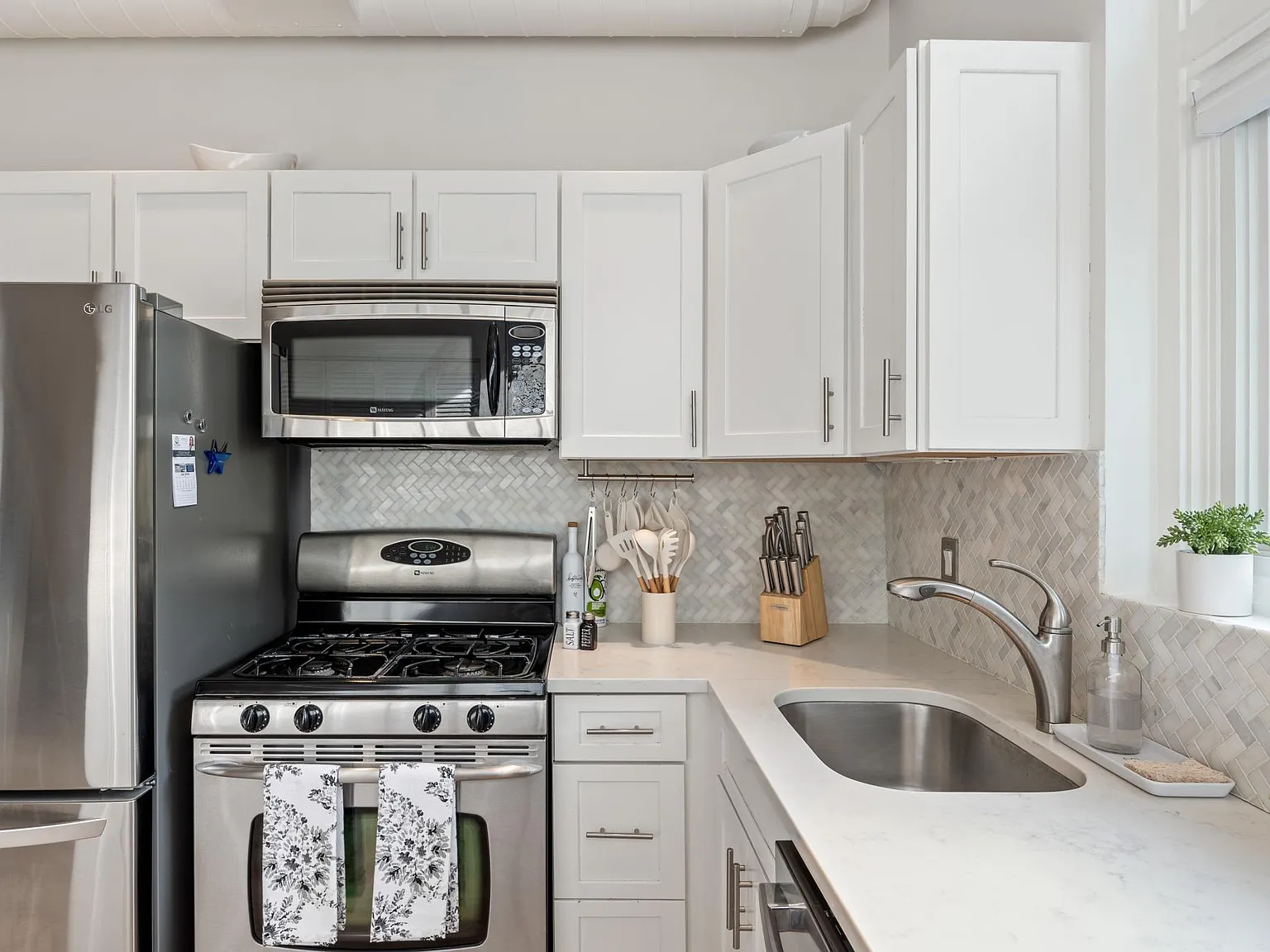1140 W Newport Ave — Photo 3
