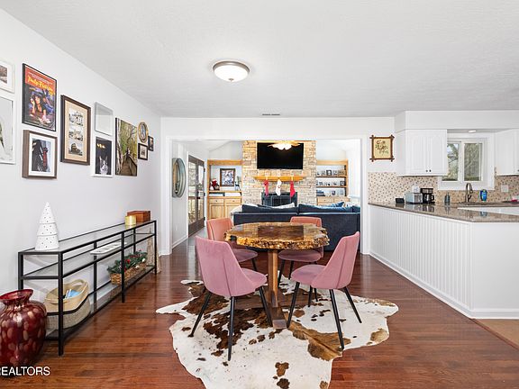 4th image of 808 Lake Glen Ln