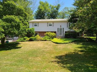 6 Laurel Ln, Chestnut Ridge, NY 10977