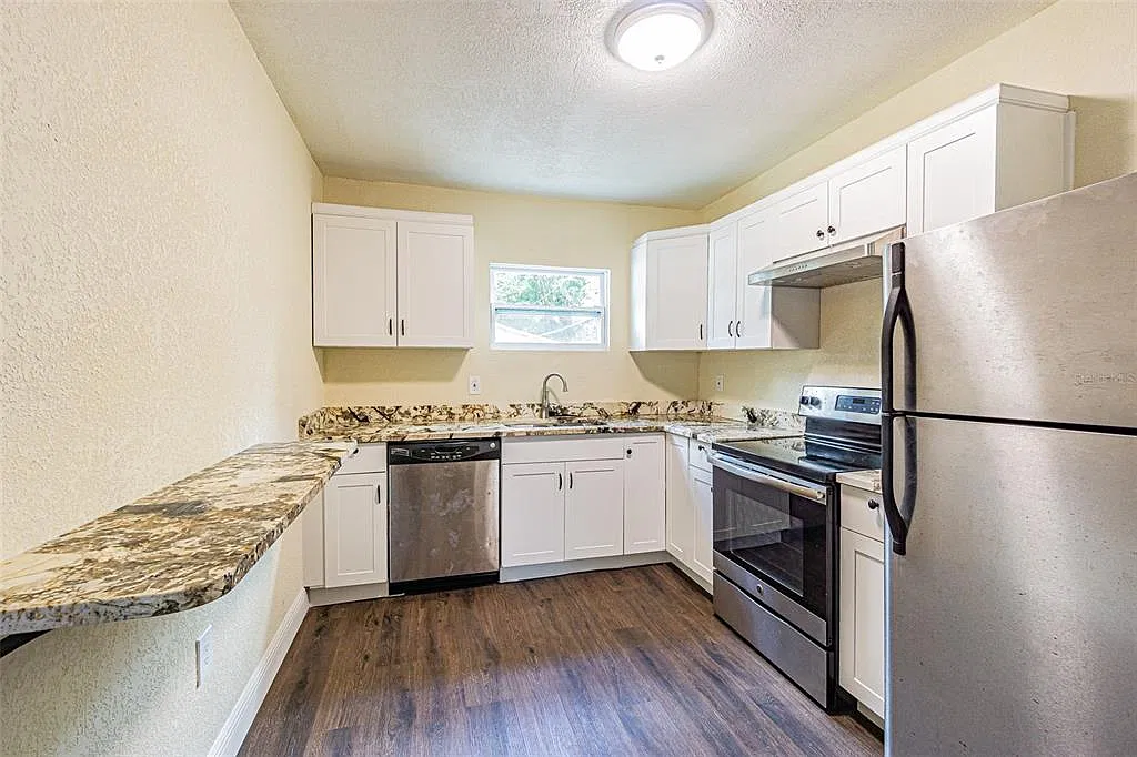 3 bed, 2.0 bath, 1356 sqft, $1,895 — Photo 2