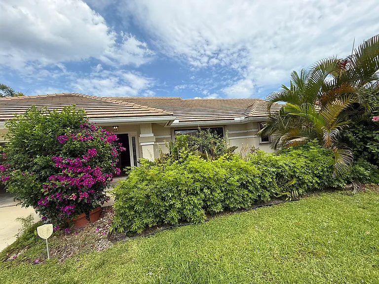 9215 Sun Pointe Dr — Photo 2