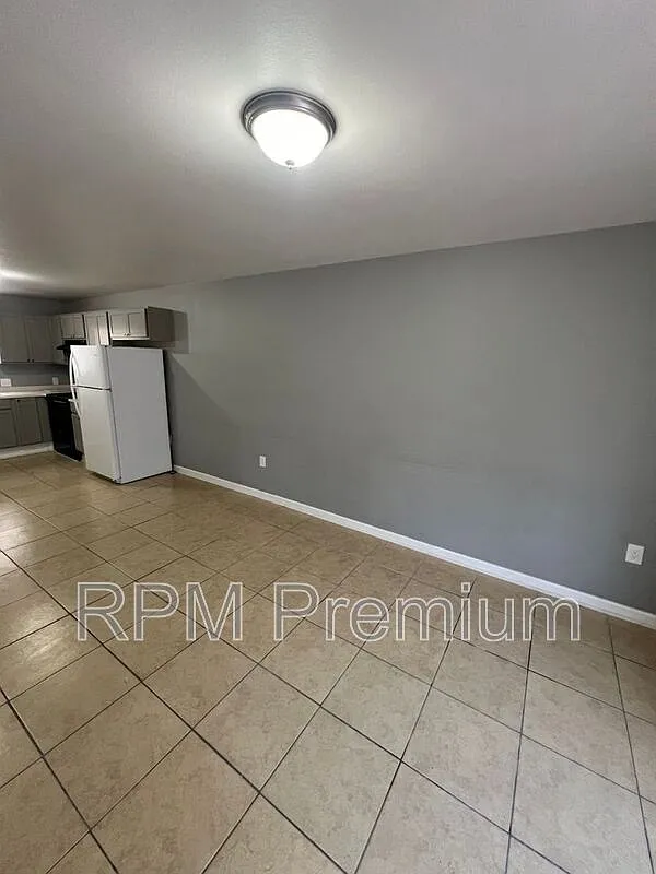 2 bed, 1.0 bath, 700 sqft, $950 — Photo 2