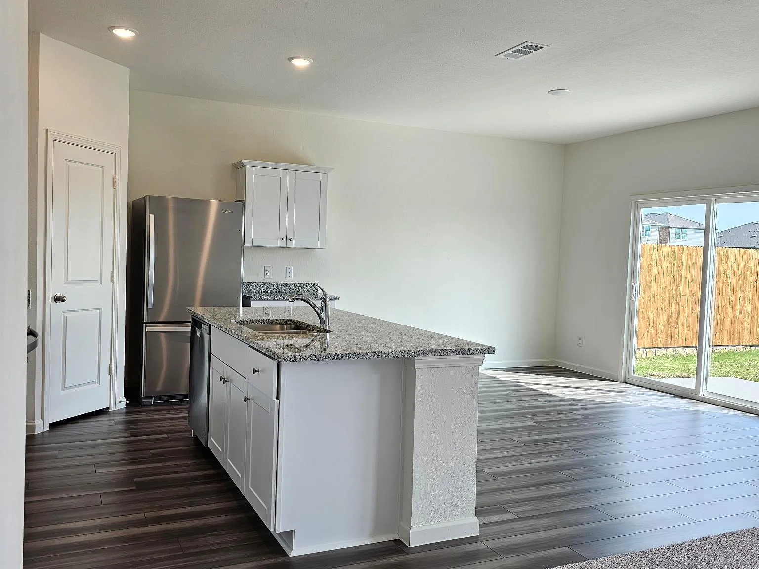 4 bed, 2260 sqft, $2,300 — Photo 4