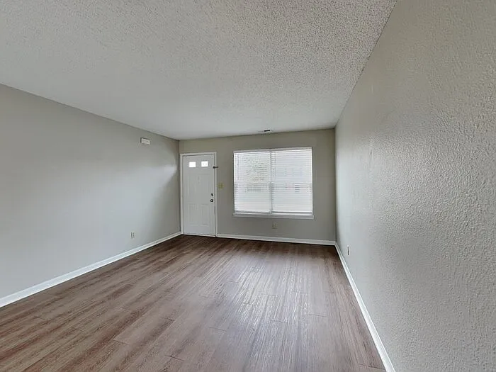 4073 Fairoaks Dr — Photo 3
