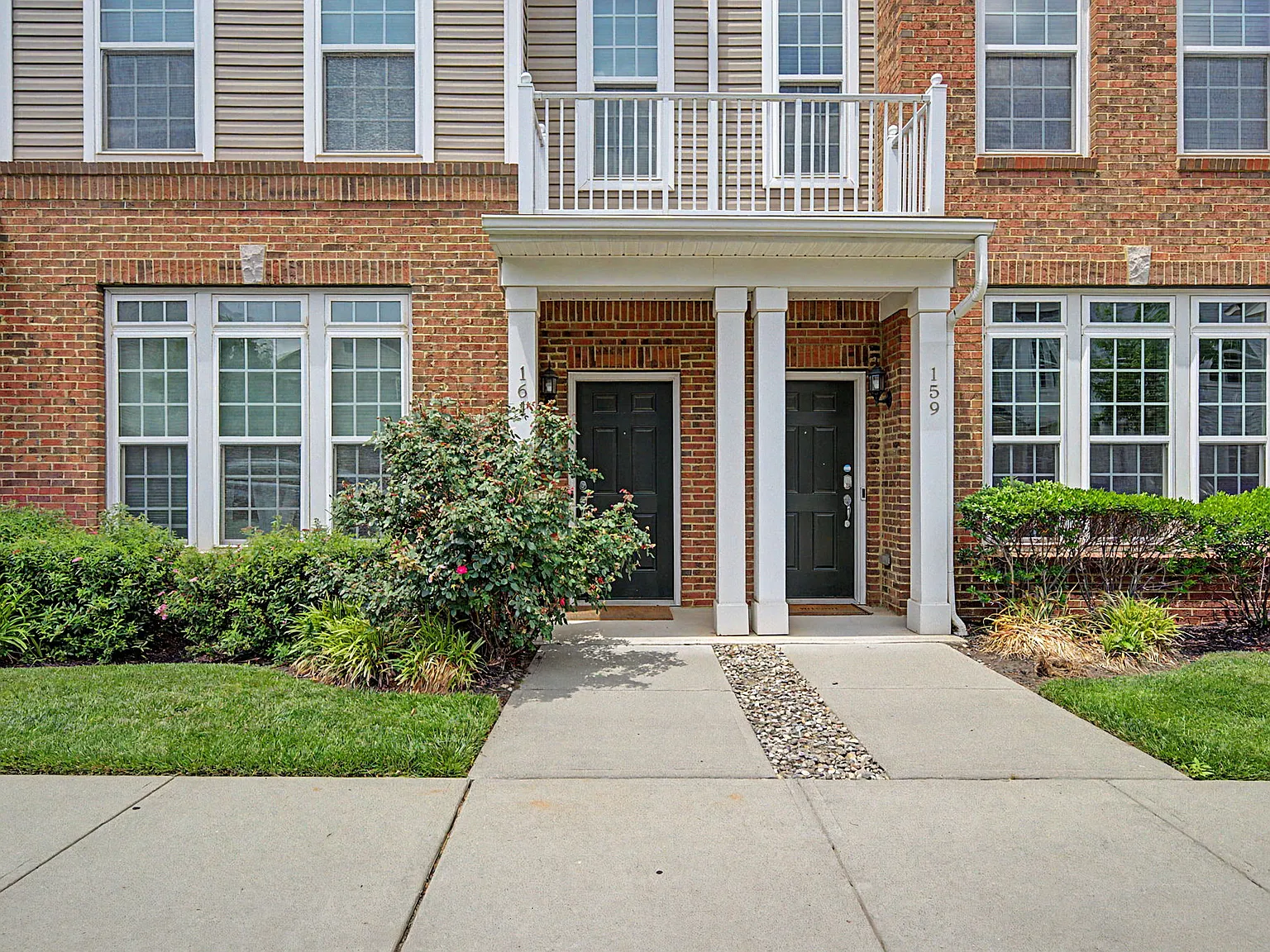 3 bed, 2.5 bath, 2072 sqft, $4,350 — Photo 2