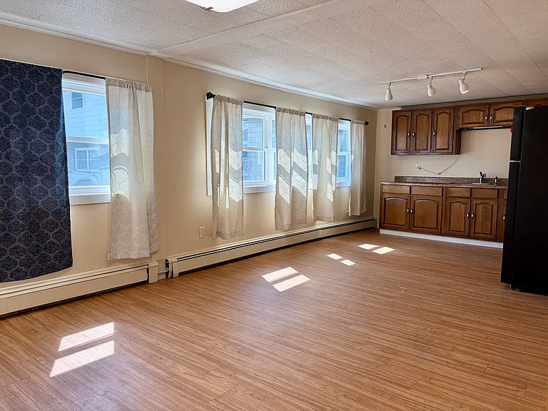 Living room/eat-in kitchen