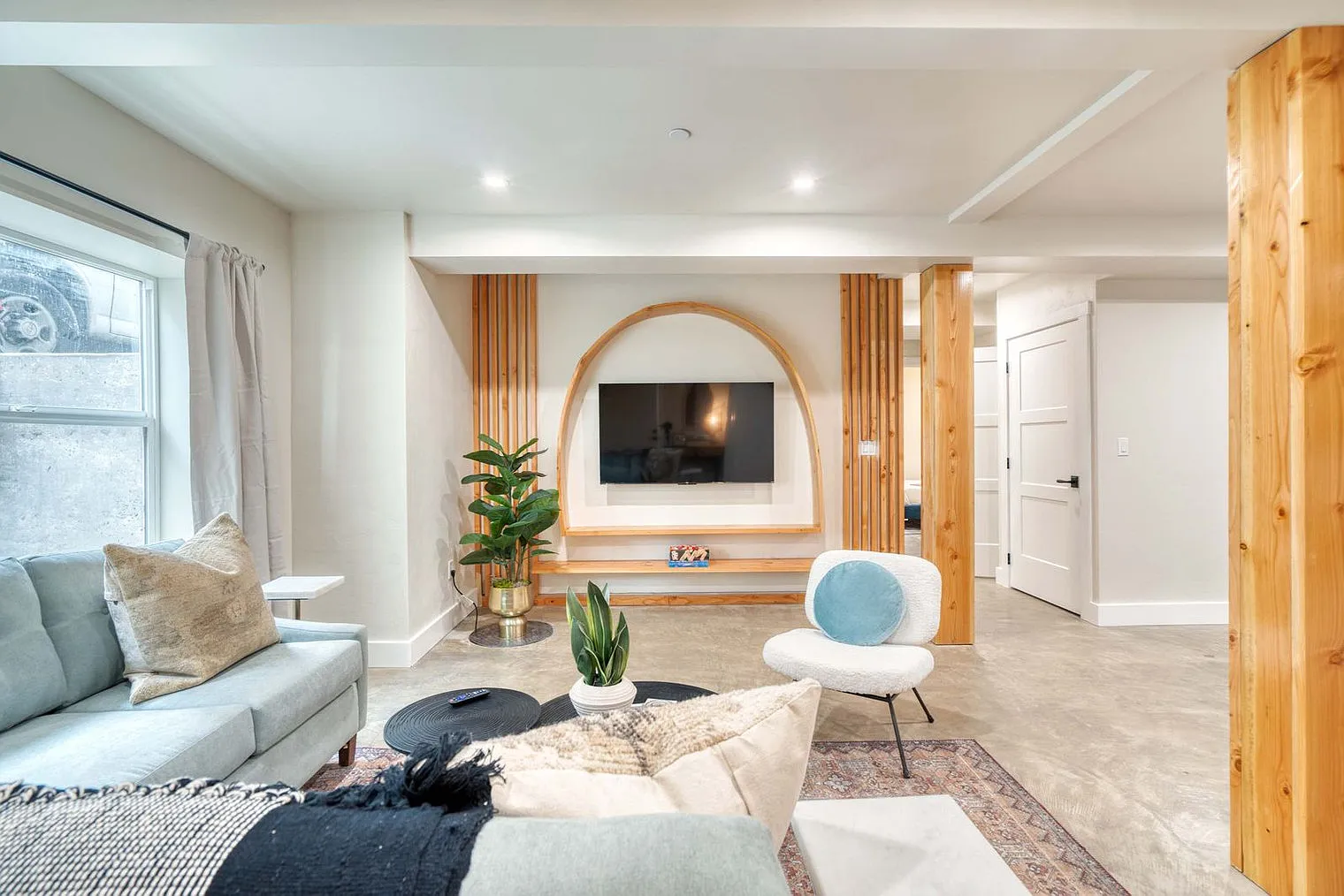 3 bed, 2.0 bath, 1033 sqft, $6,702 — Photo 4