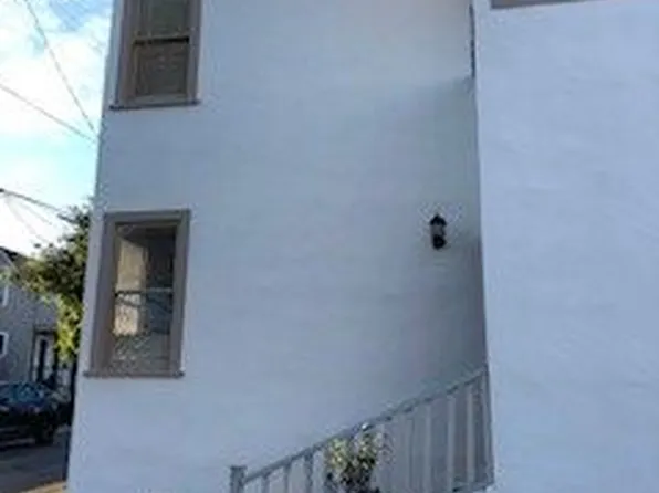 136 16th St APT B, Pacific Grove, CA 93950