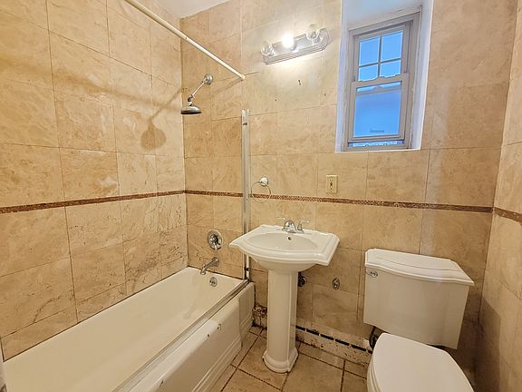 3rd image of 36 Duncan Ave #13E
